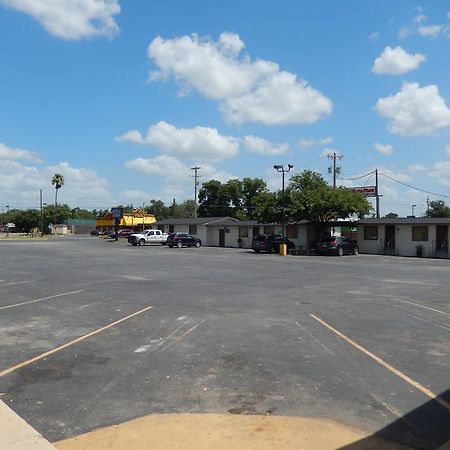Executive Inn Pearsall Екстериор снимка