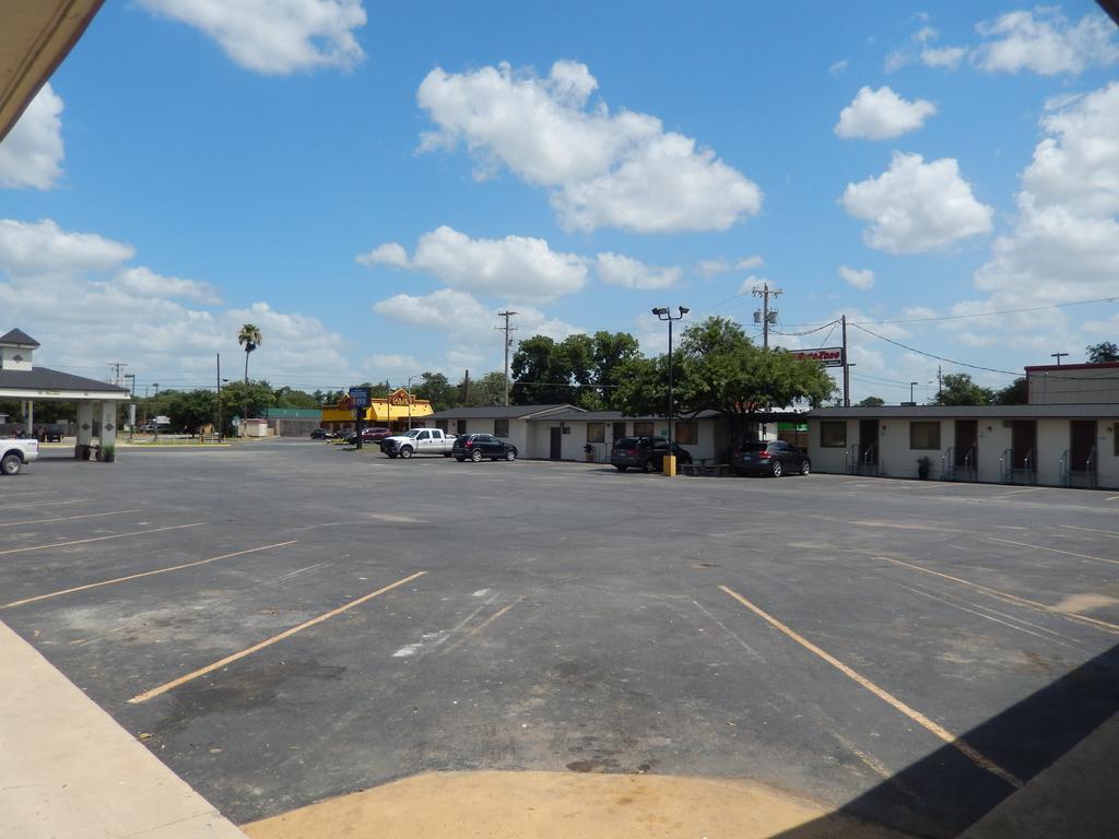 Executive Inn Pearsall Екстериор снимка