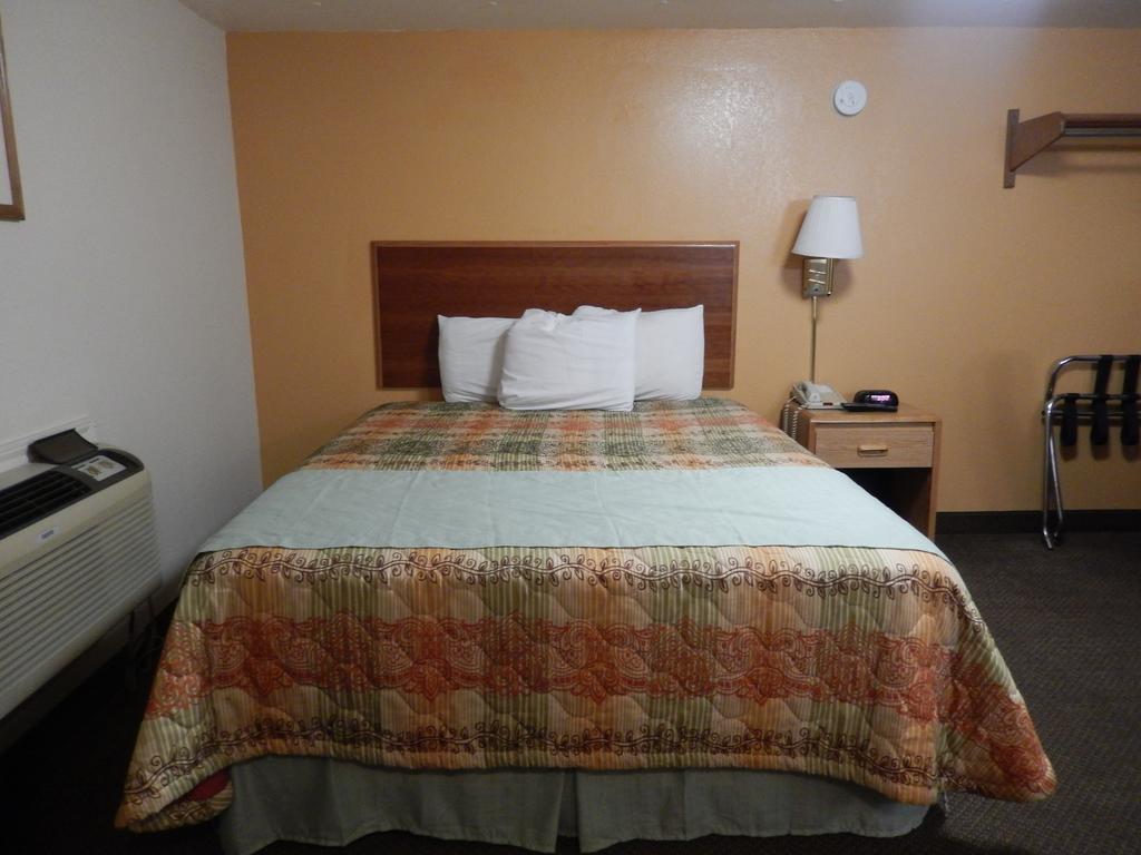Executive Inn Pearsall Екстериор снимка