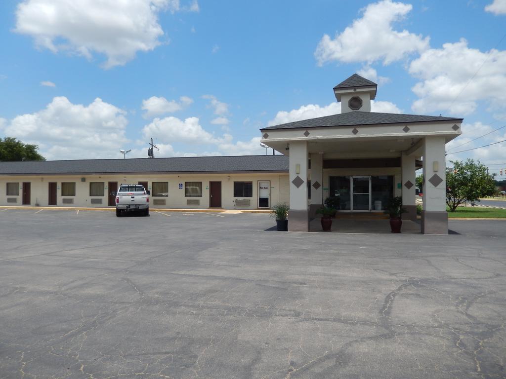 Executive Inn Pearsall Екстериор снимка