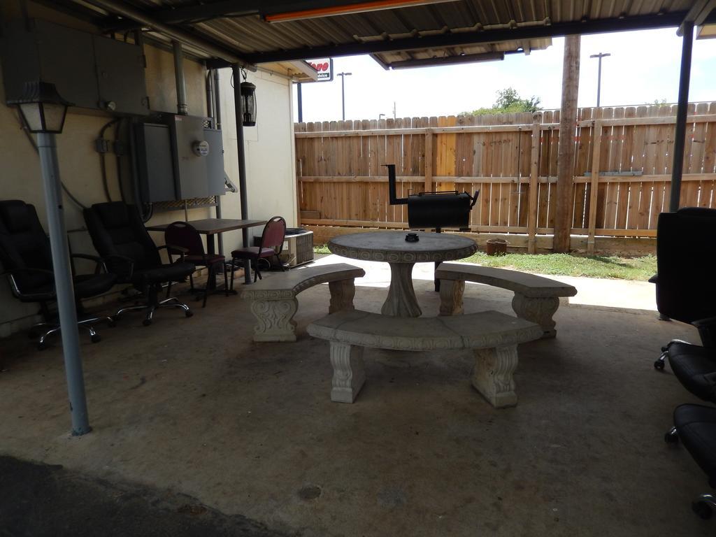 Executive Inn Pearsall Екстериор снимка