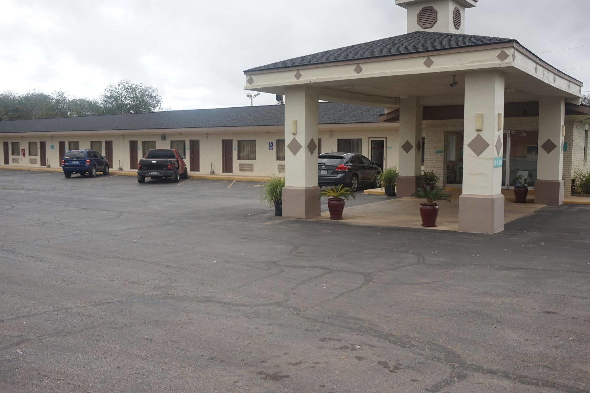 Executive Inn Pearsall Екстериор снимка