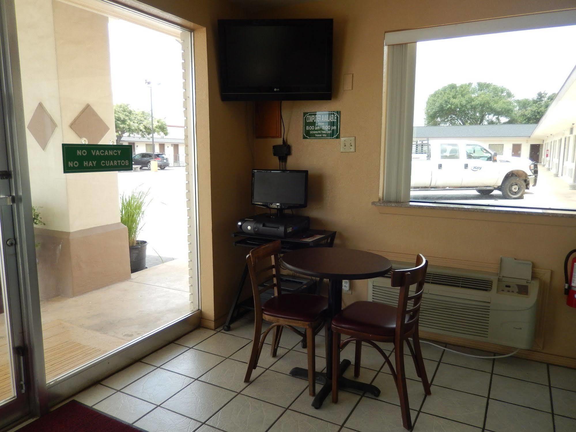 Executive Inn Pearsall Екстериор снимка