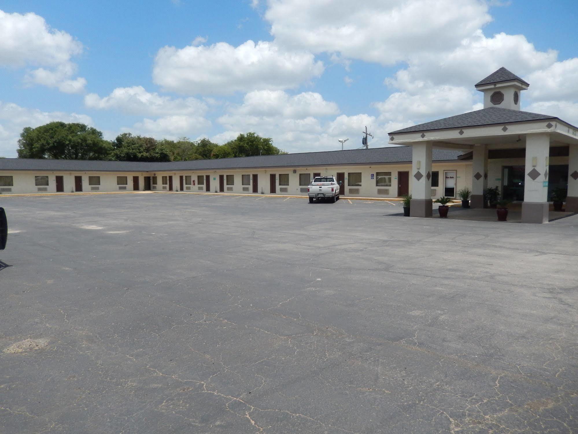 Executive Inn Pearsall Екстериор снимка