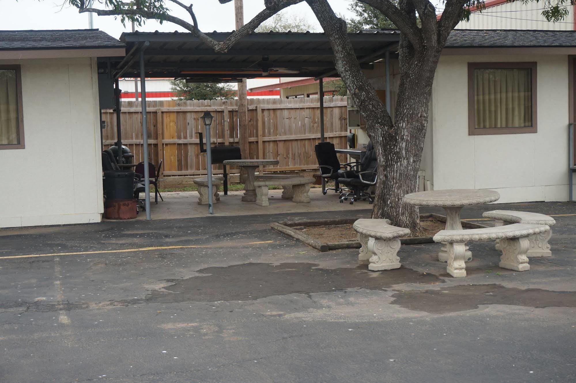 Executive Inn Pearsall Екстериор снимка
