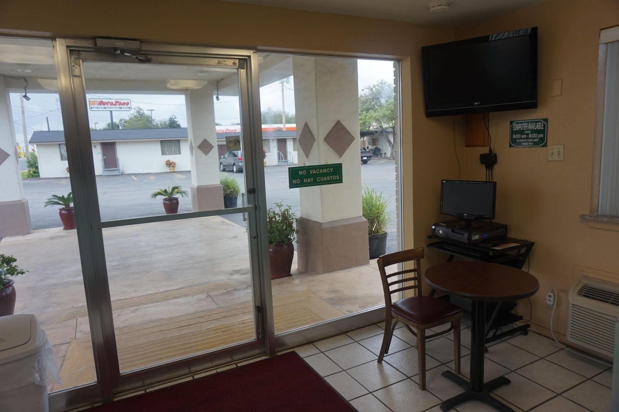 Executive Inn Pearsall Екстериор снимка